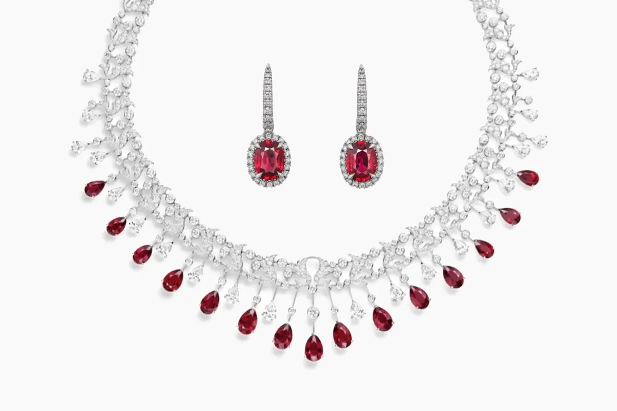 أفخم مجوهرات مُرصَّعة باللون الأحمر للعروس الرومانسية