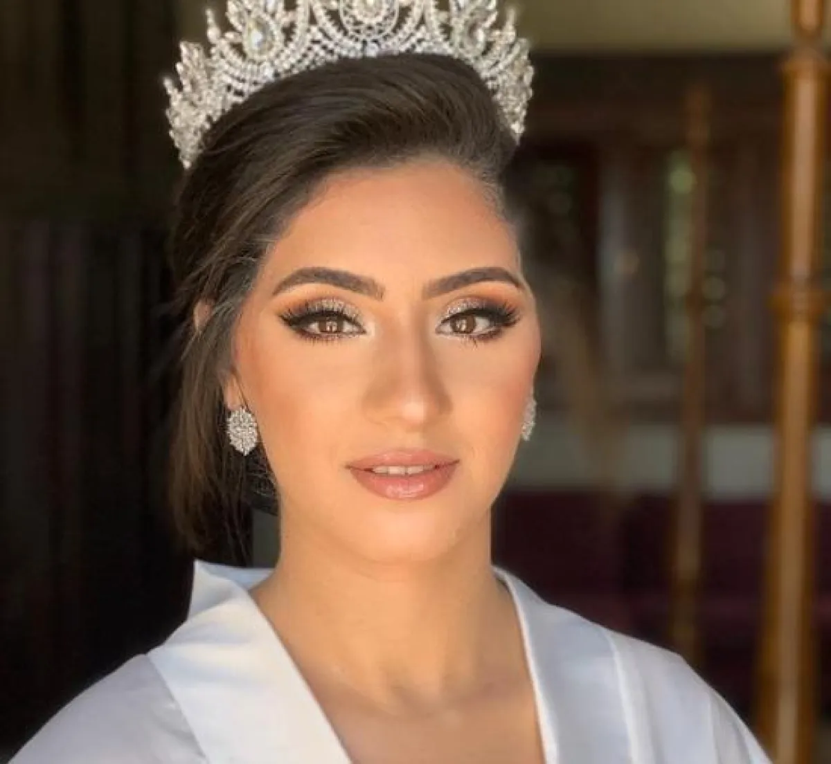 مكياج نحاسي لامع مع أيلاينر أسود - الصورة من صفحة خبيرة التجميل علياء درويش على إنستغرام