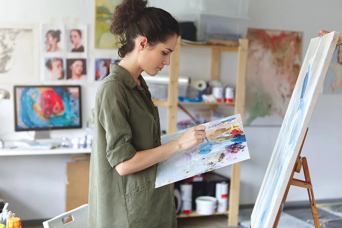فنانة ترسم 