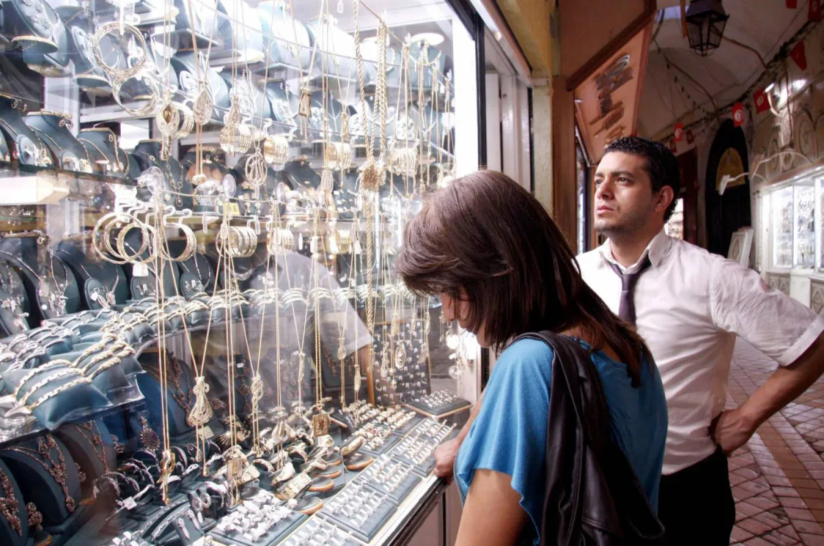 الخطيبان يختارا خاتم الخطوبة