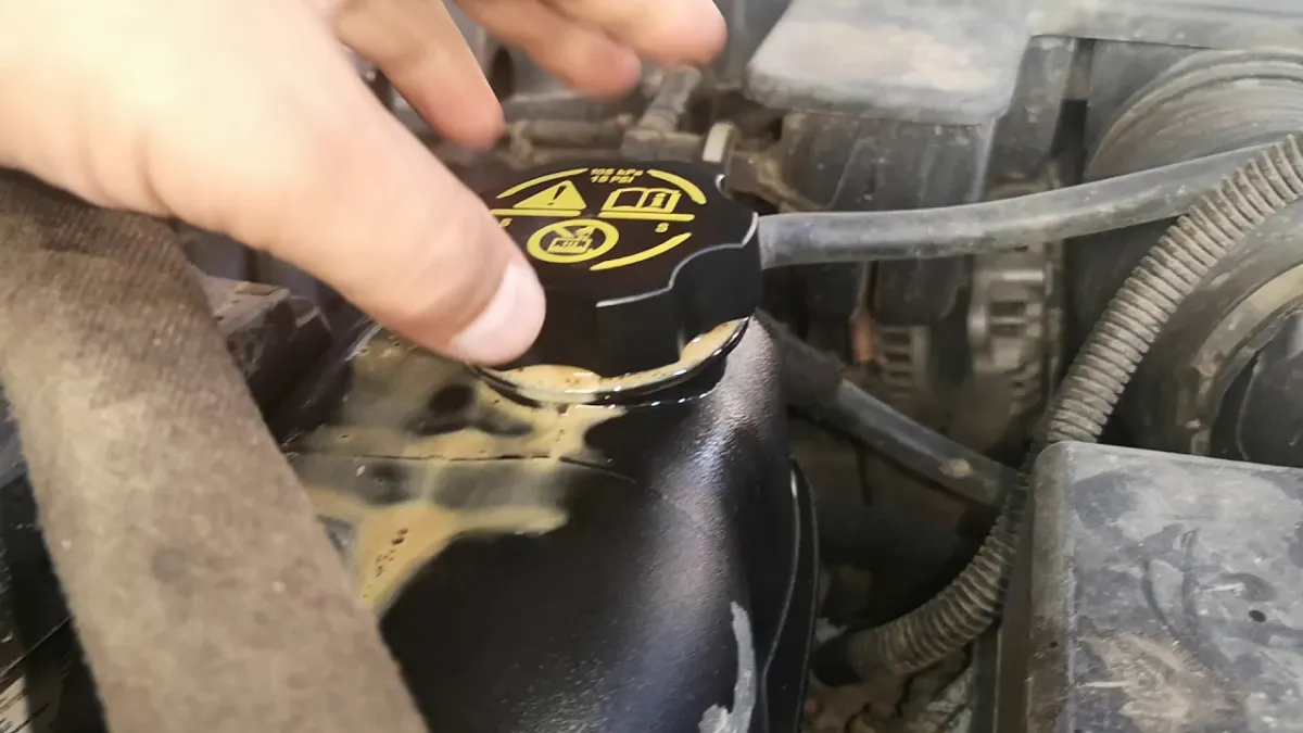 اختلاط ضار للماء والزيت في السيارة