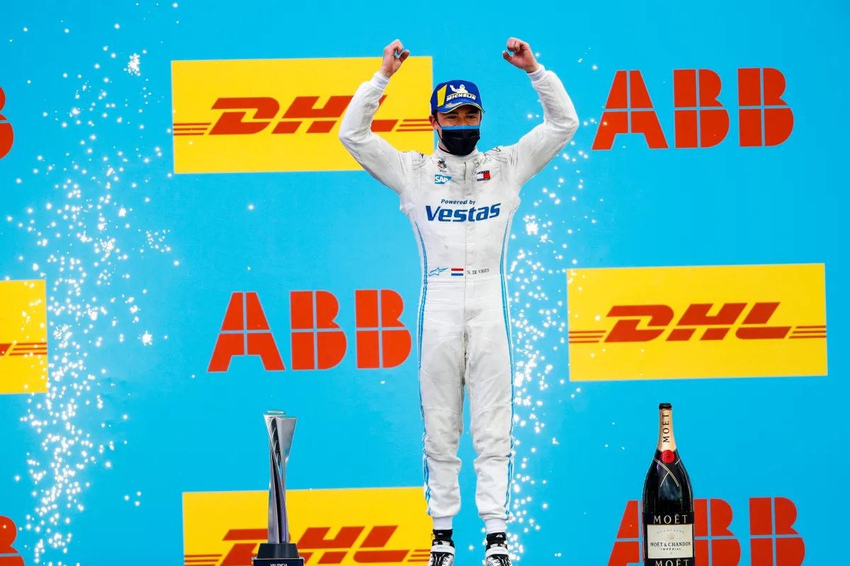 المتسابق الهولندي نيك دي فريس