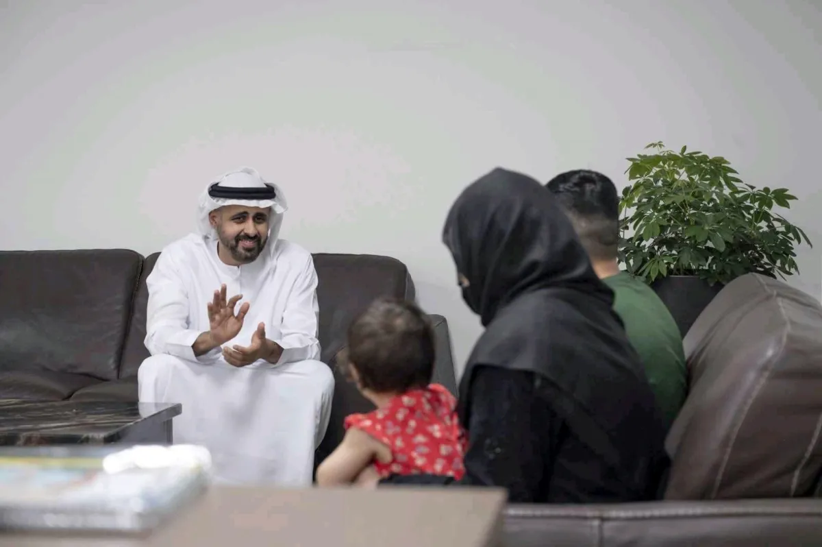 زيارة ذياب بن محمد بن زايد للطفل وأسرته - الصورة من وام