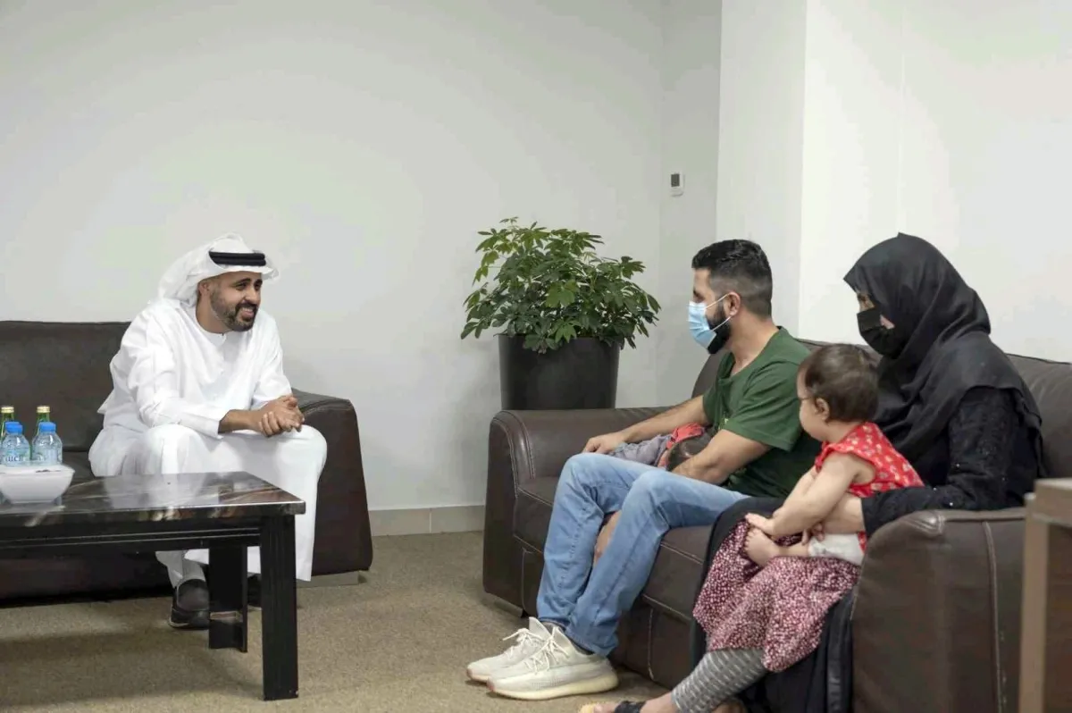 زيارة ذياب بن محمد بن زايد للطفل وأسرته - الصورة من وام