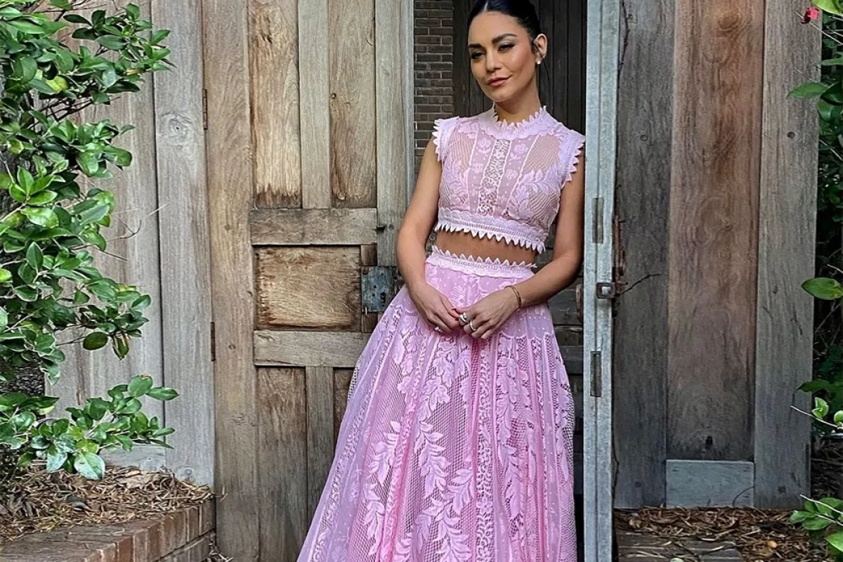 فانيسا هدجنز ترتدي تنورة وبلوزة زهرية من جمباتيستا فالي