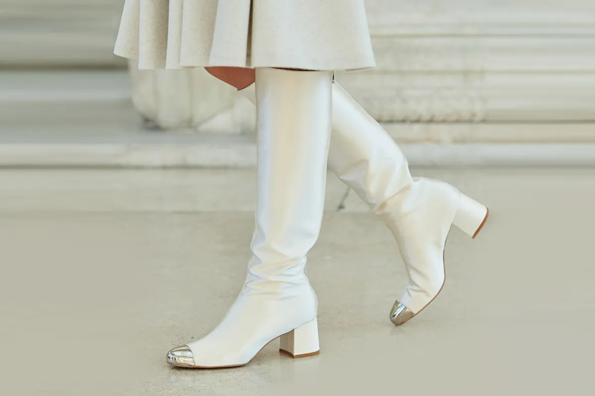 جزمة بيضاء عالية من لورا بياجيوتي   Laura Biagiotti