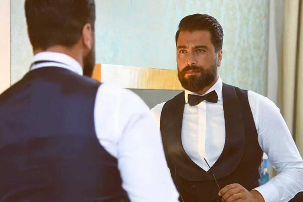 معتصم النهار بفيست من الساتان الأسود اللامع