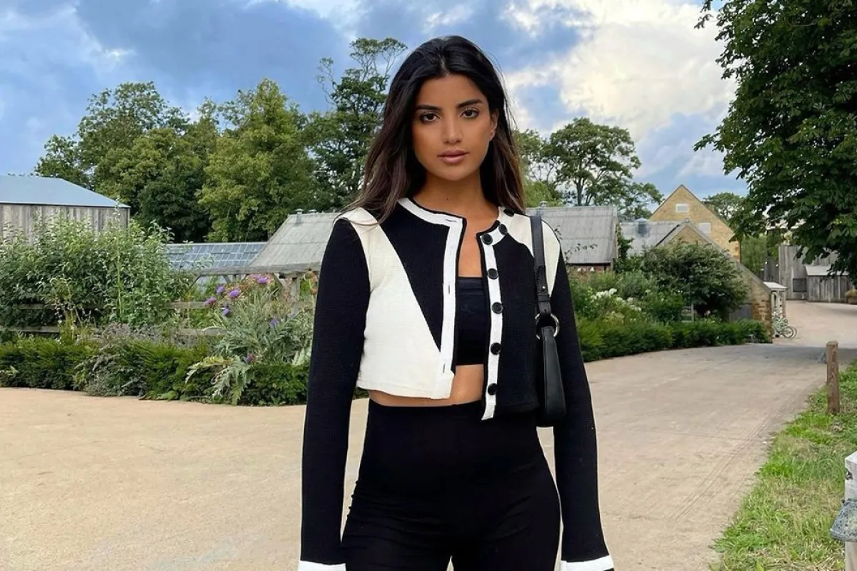 إطلالات مونوكروم بالابيض والاسود من علا فرحات