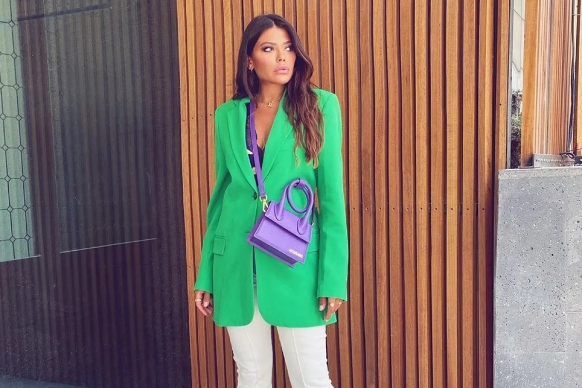 العنود بدر ترتدي السترة الخضراء مع الحقيبة البنفسجية 