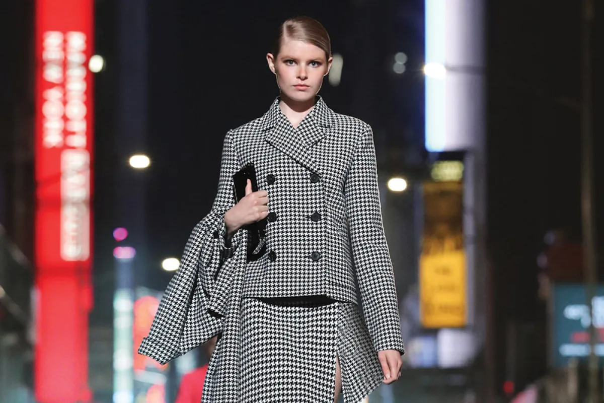 طقم بنقشة الهوندستوث من مايكل كورس Michael Kors  