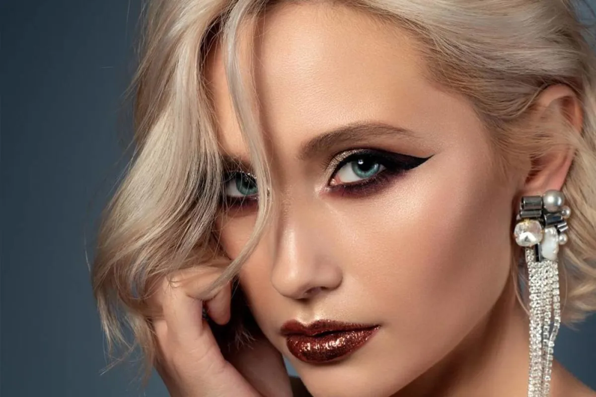 استعمال الأيلاينر من ظلال العيون