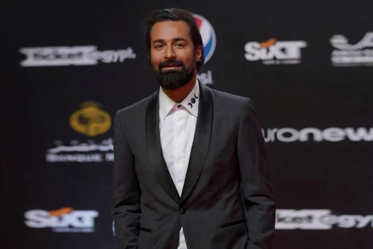 أحمد حاتم، ببدلة توكسيدو سوداء وقميص باللون الأبيض