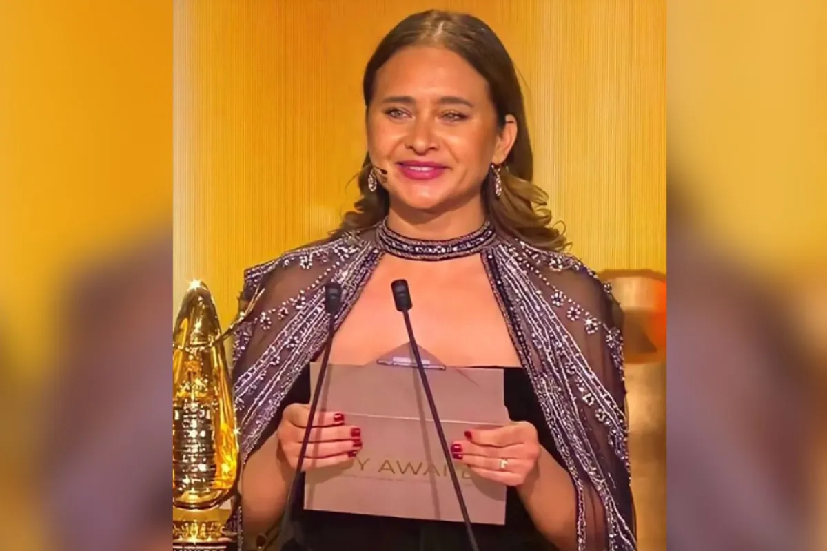 نيللي كريم خلال تسليم محمد هنيدي جائزة أفضل فيلم سينمائي - الصورة من ستوري انستغرام نيللي