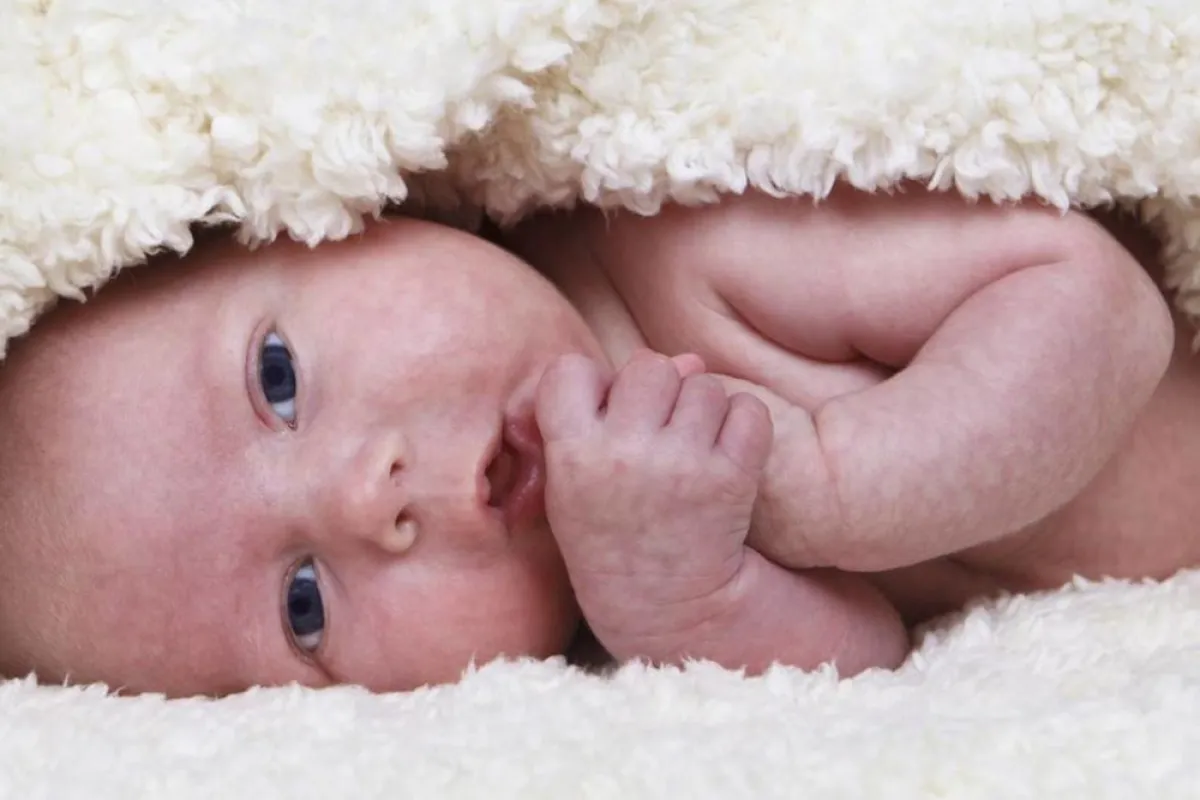 أسباب خشونة بشرة الطفل الرضيع