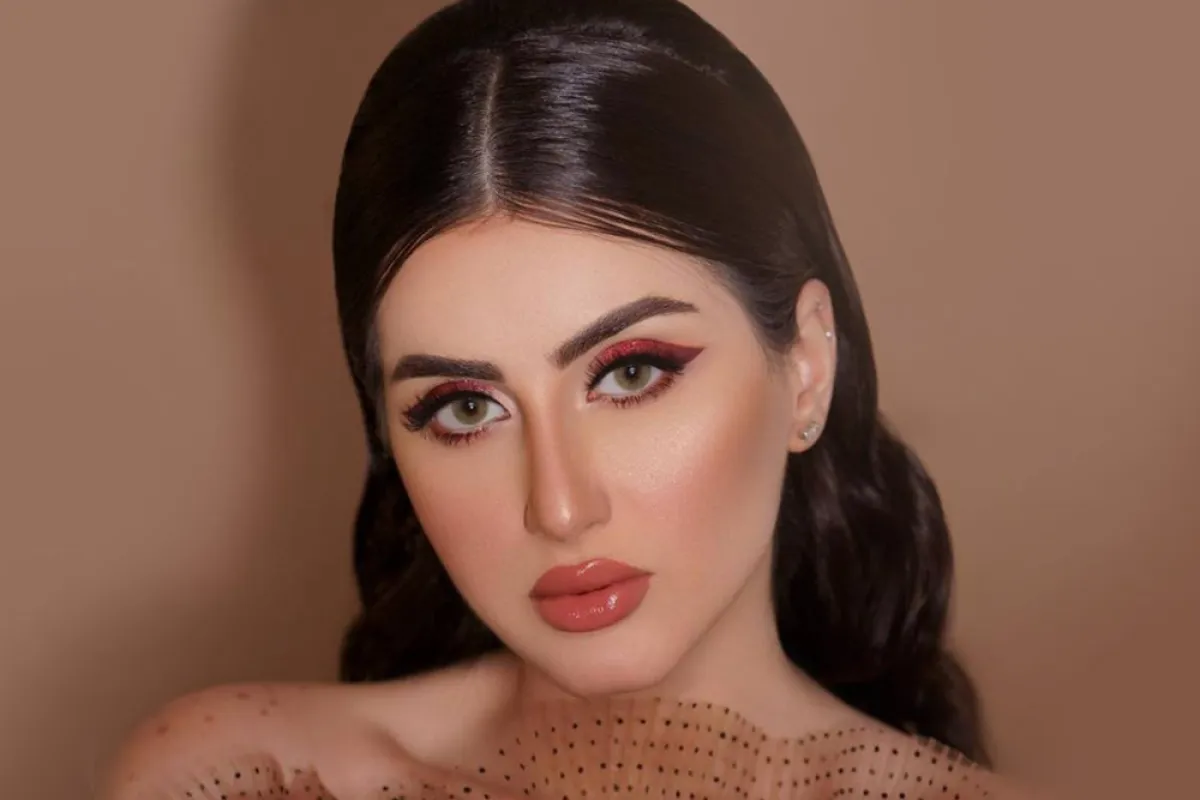 مكياج عيون غليتر باللون الأحمر(الصورة من حساب رملا عبد المجيد على إنستغرام)