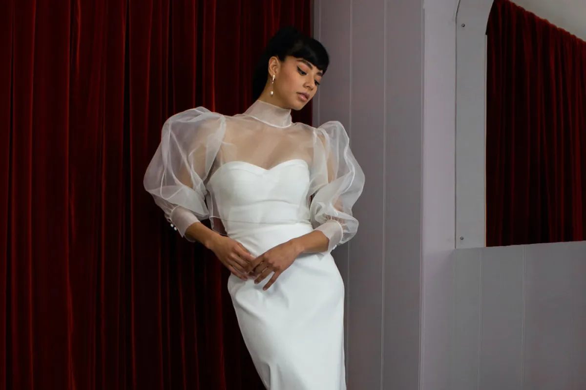 فستان زفاف بتوب تول برقبة عالية