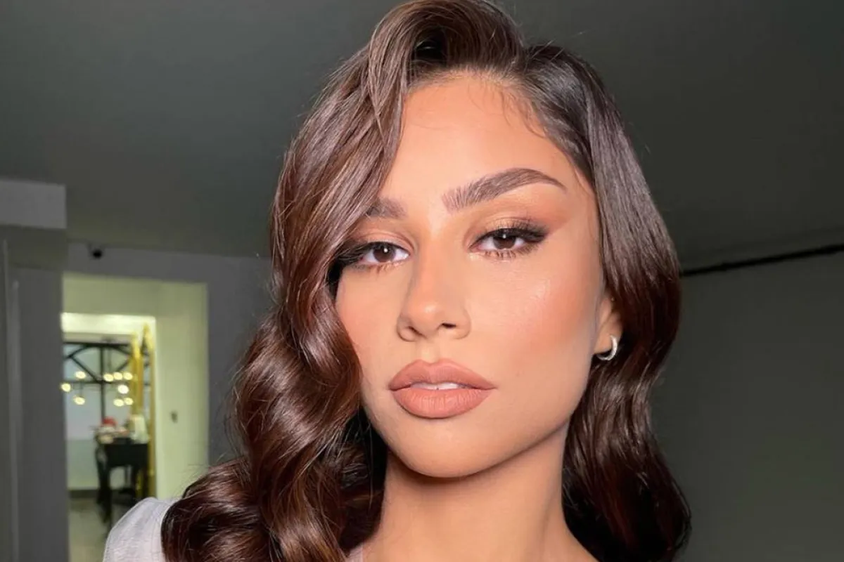 مكياج خطوبة ناعم بدرجات اللون المشمشي الفاتح 