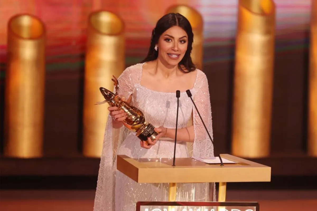 الهام علي أثناء تلقي الجائزة- الصورة خاصة بـ"سيدتي"-تصوير- صالح الغنام 