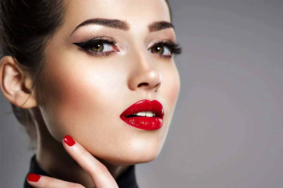 كيفية رسم الأيلاينر العريض