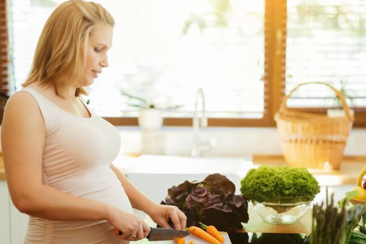 صورة لحامل تكثر من الخضراوات في طعامها لكي لا تكتسب وزناًً