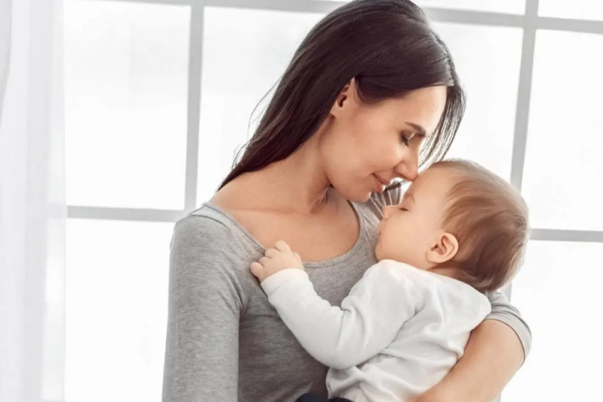 أسباب تعلق الطفل بالأم