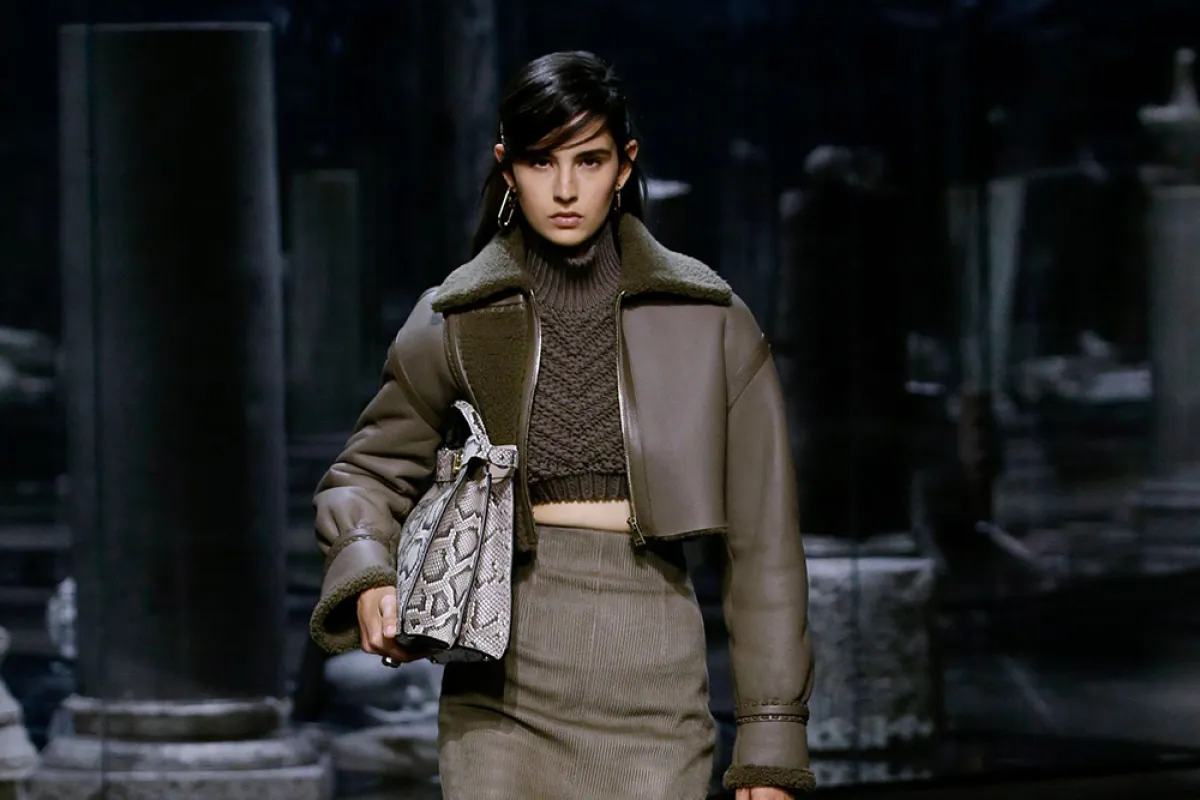 توب بياقة عالية مع جاكيت جلدي من فندي  Fendi