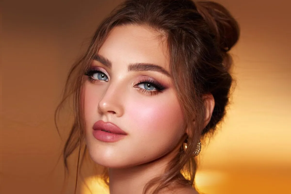 مكياج سموكي وردي ثقيل(الصورة من حساب  شهد الخطابي على إنستغرام)