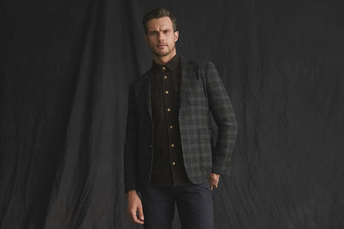 إطلالة شتوية أنيقة بالبليزر الكاروهات من بيلي ريد Billy Reid