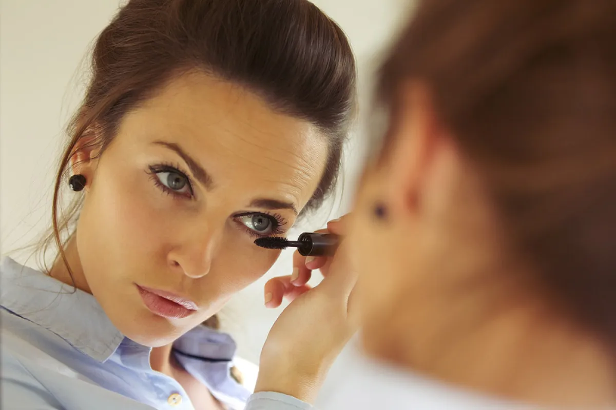 حيل لتطبيق الماسكرا بشكل مثالي عندما تكونين على عجلة