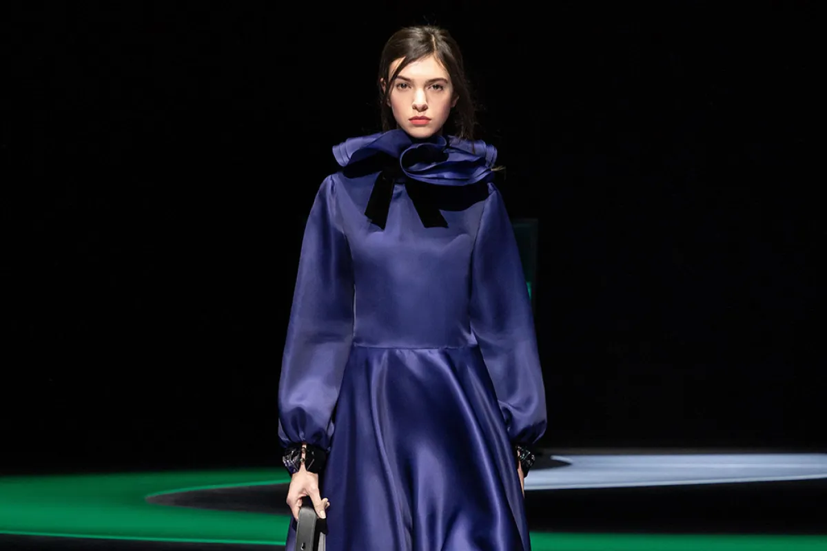 فستان قصير باللون البنفسجي من إمبيوريو أرماني Emporio Armani  