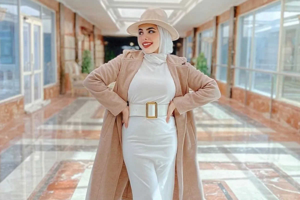 مي محمد بفستان أبيض مع معطف ميدي