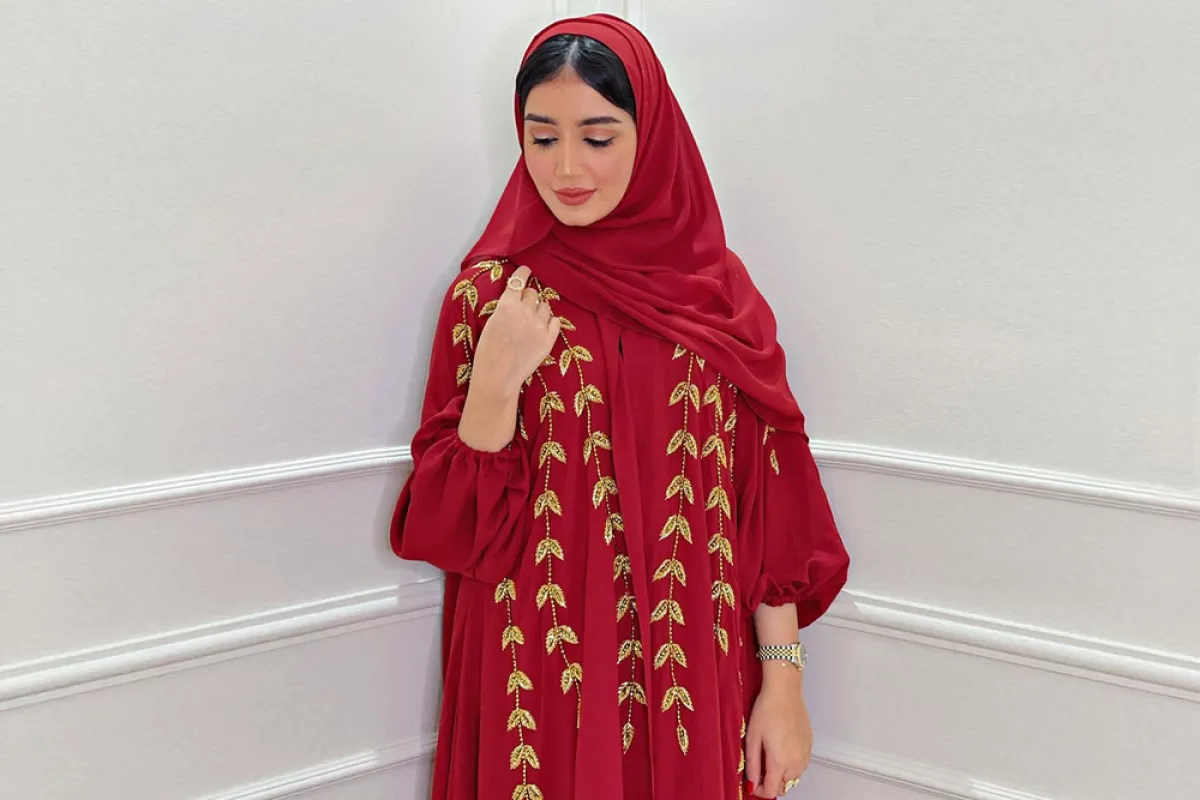 خولة المراغي بعباية حمراء مطرزة