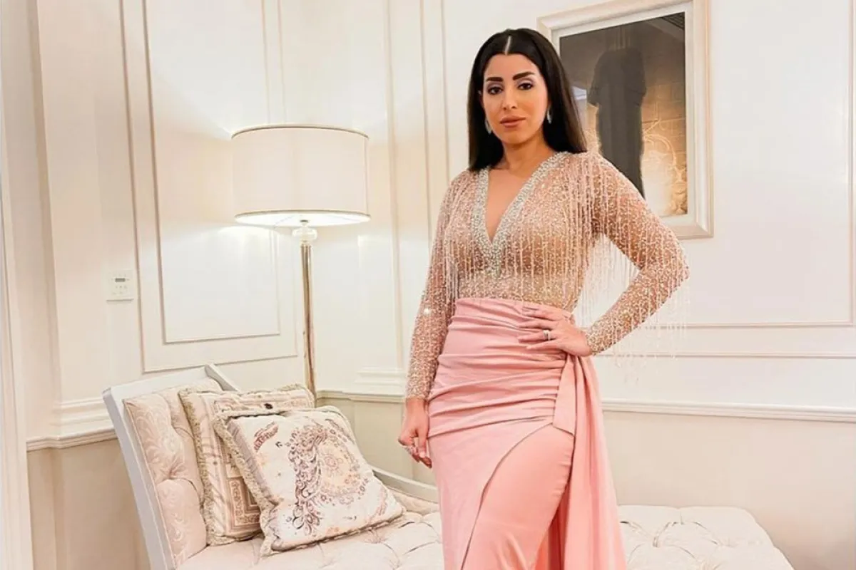 آيتن عامر بفستان وردي باستيل بتوب تول مُطرز بالكريستال