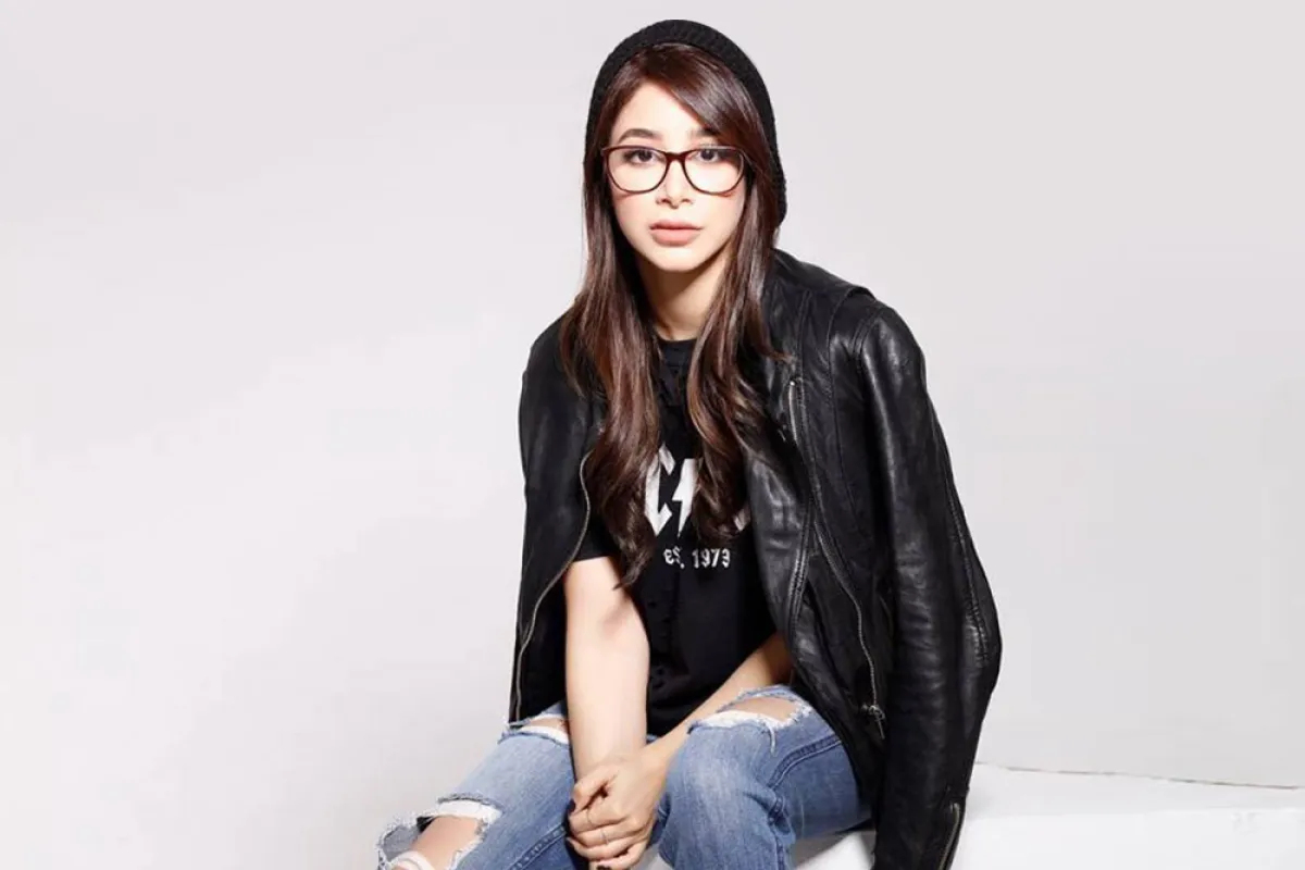 أسيل عمران بإطلالة كاجوال باللون الأسود  