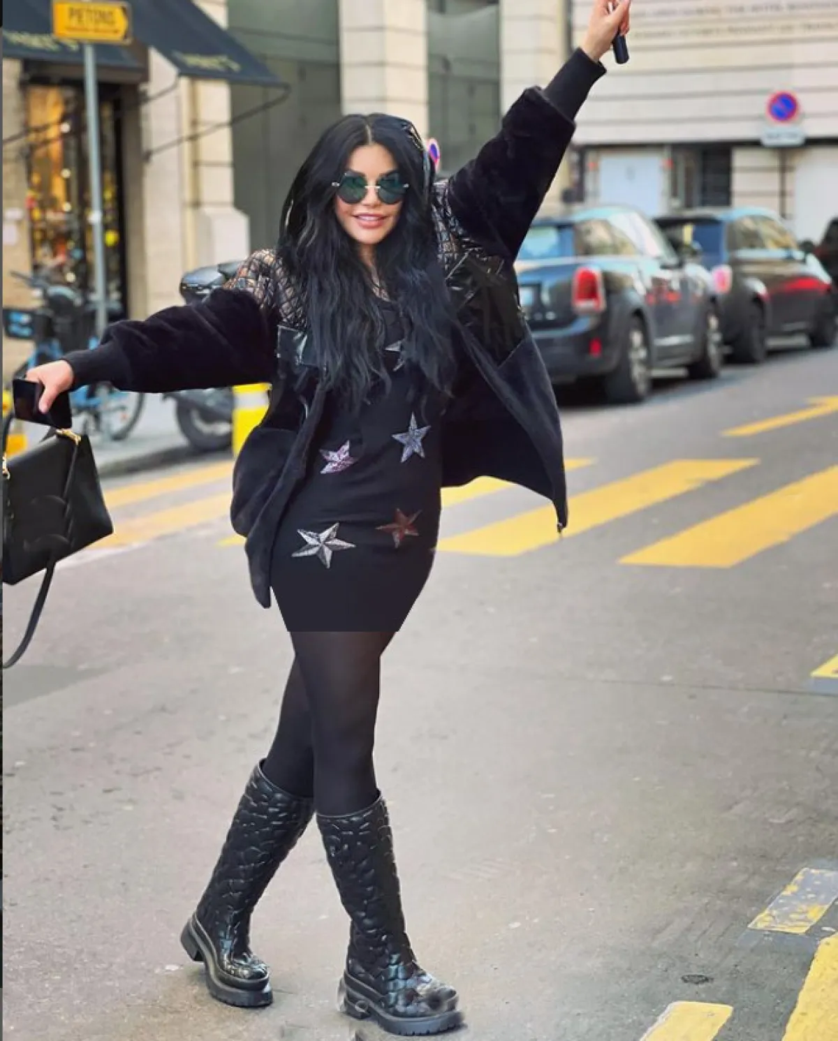 هيفاء وهبي ترتدي زياً مطبّعاً بالنجوم