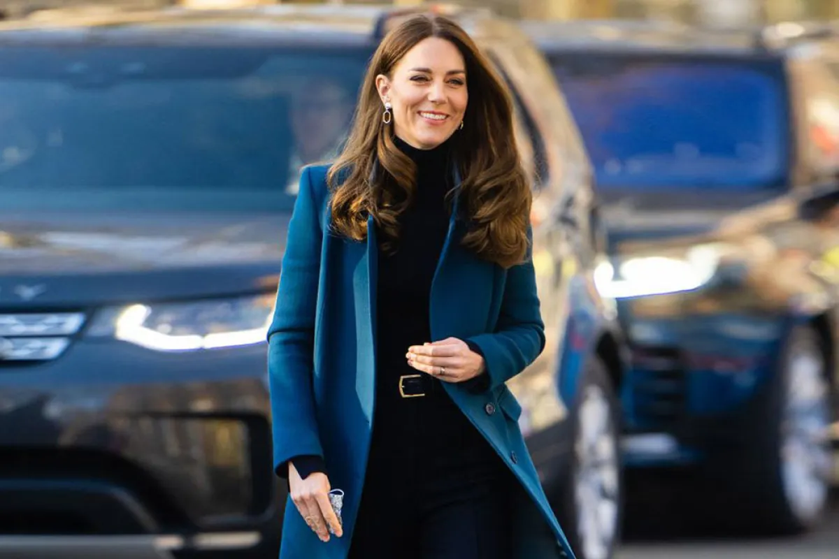 كيت ميدلتون ترتدي معطفاً أزرق
