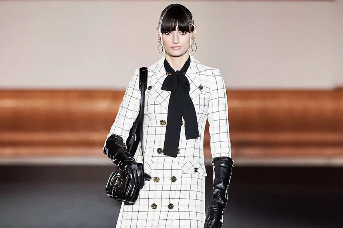 معطف كاروهات أبيض بخطوط رفيعة سوداء 