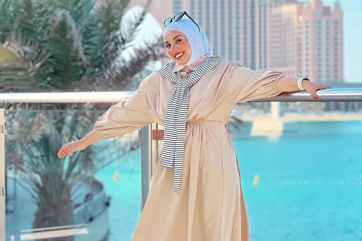 نادية الخولي بإطلالة حيادية الألوان