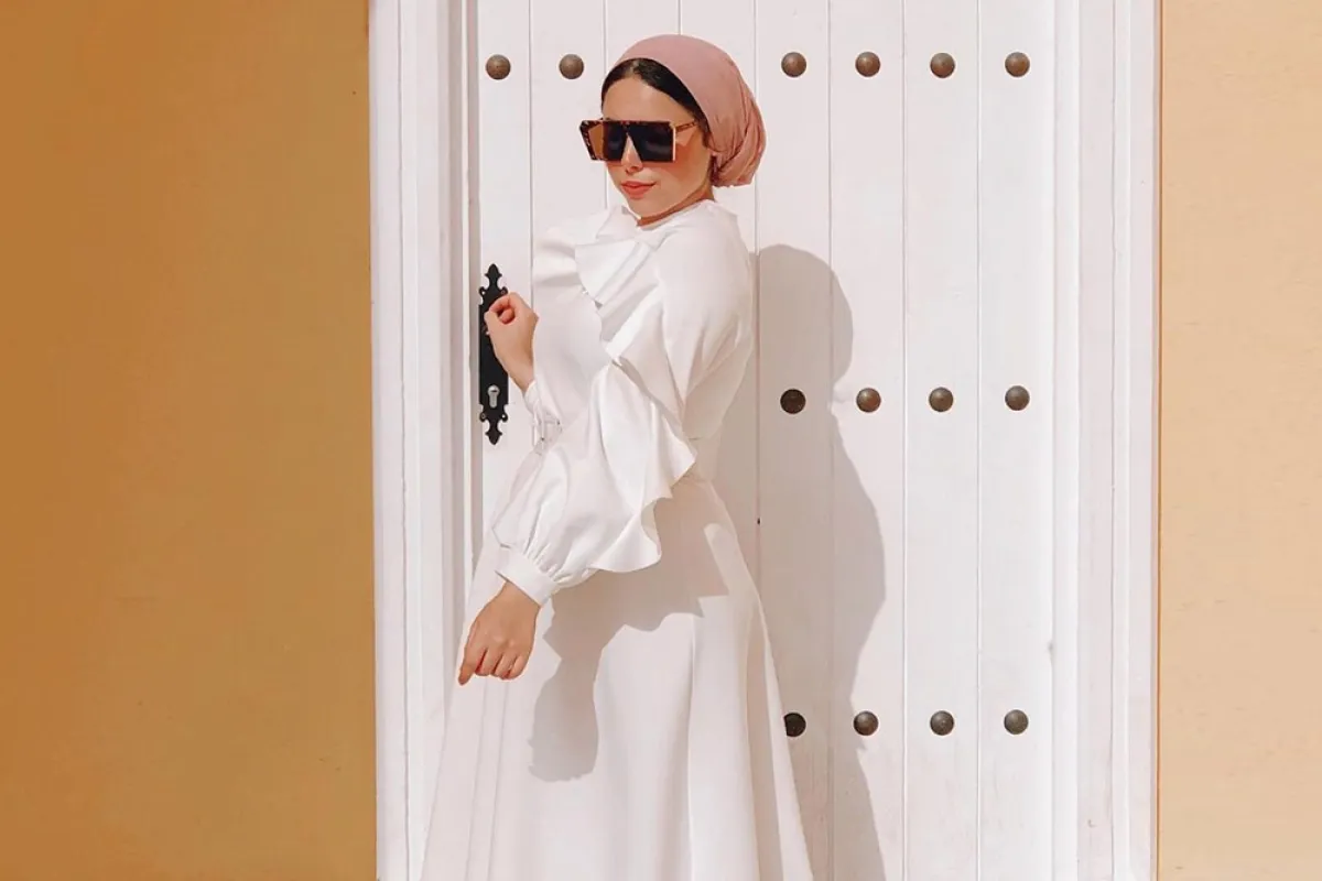 مي محمد بفستان ابيض ناعم