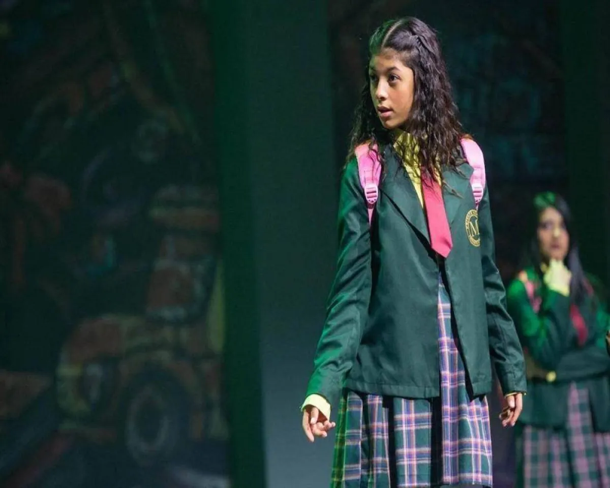 صورة لطفلة تقوم بتجسيد شخصية ضمن عرض مسرحي