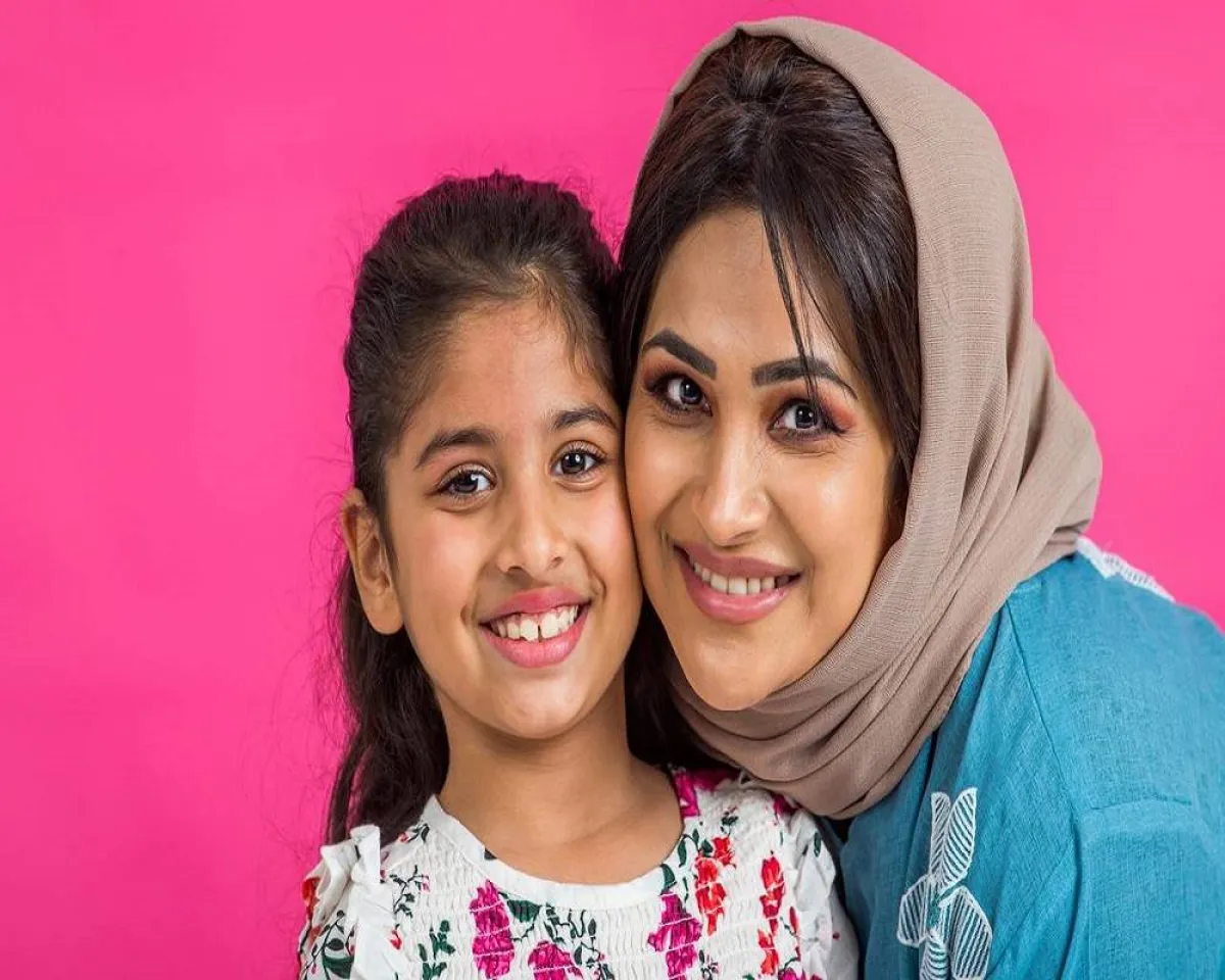 صورة لامرأة خليجية بصحبة طفلتها