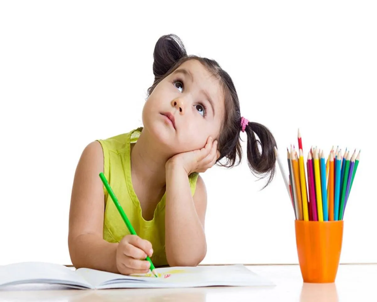 صورة لطفلة صغيرة تقوم بالرسم