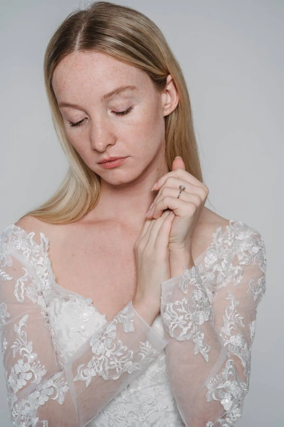 توجد العديد من الأسباب لانتفاخ العيون للعروس أبرزها البكاء وقلة النوم والعطور