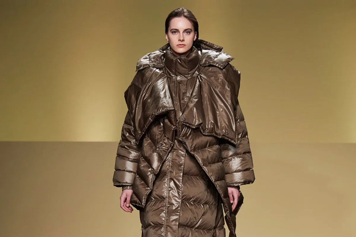 معطف بني ضخم بتصميم ميدي من بودابيست سيليكت Budapest Select