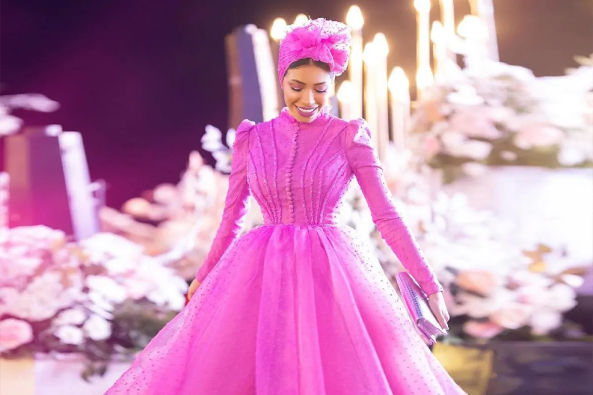 منة السني بفستان منفوش باللون الفوشيا