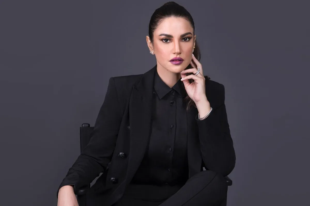 درة زروق بـبدلة رسمية سوداء