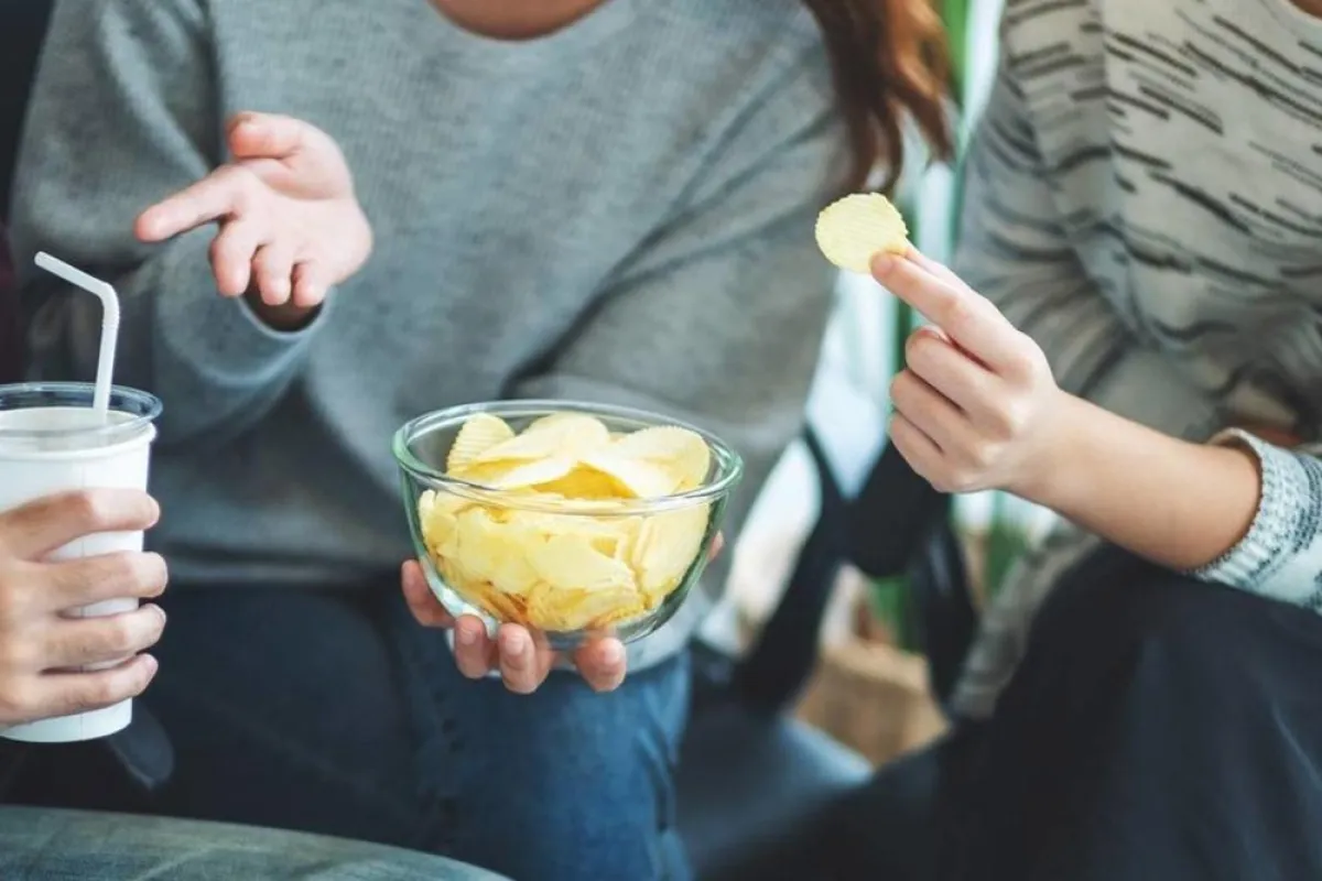 أسباب منع النساء الحوامل من تناول رقائق البطاطس