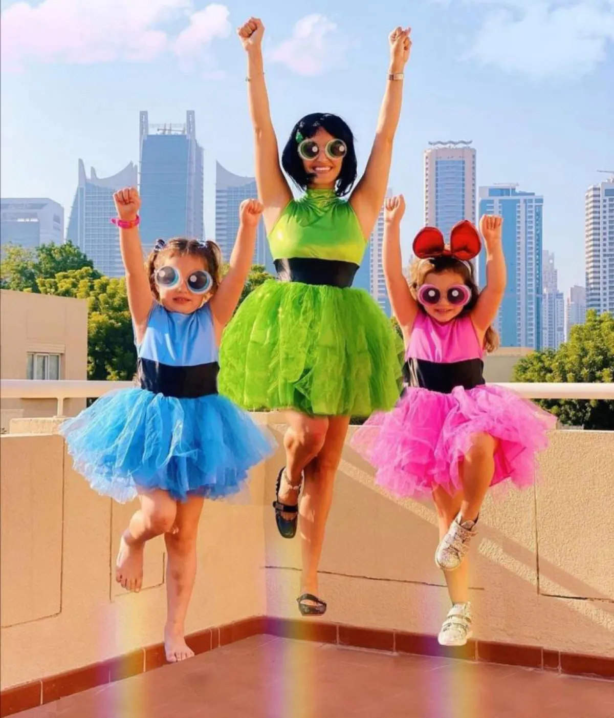 كارن وازن بفستان قصير مزين بالكشكش