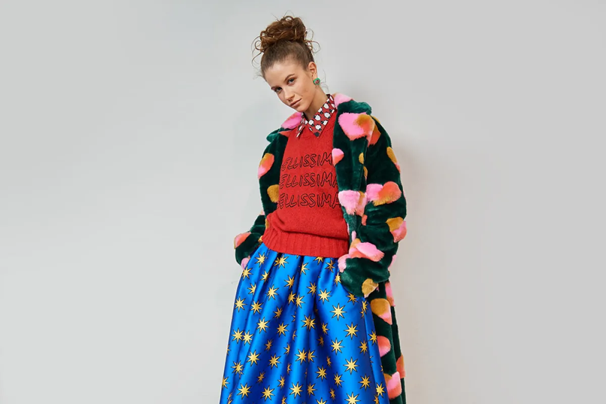 التنورة  المنفوشة مع بلوزة كلاسيكية من أليساندرو انريكيز  Alessandro Enriquez