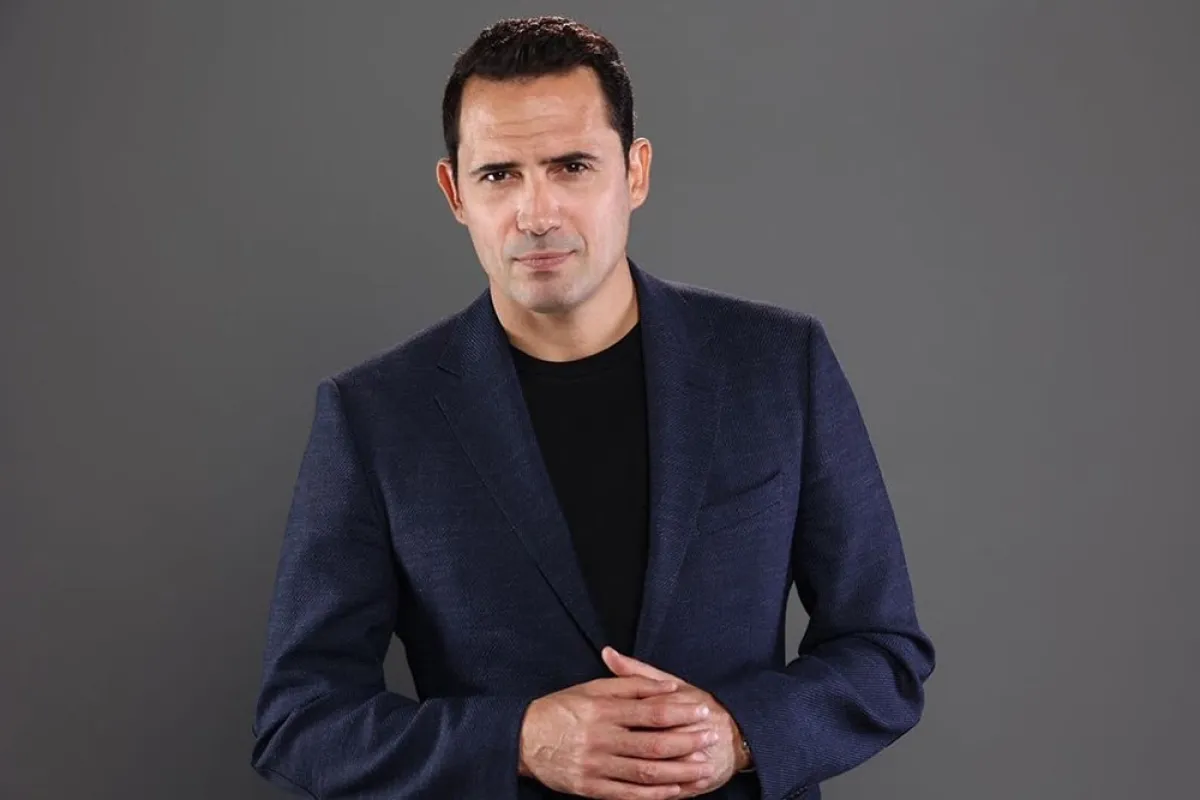 ظافر العابدين ببليزر باللون الأزرق الداكن مع تيشرت أسود وبنطلون جبردين أسود